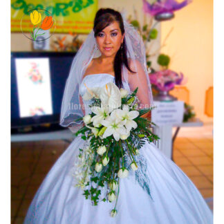 Ramo con anthurio orquidea rosas y lilis