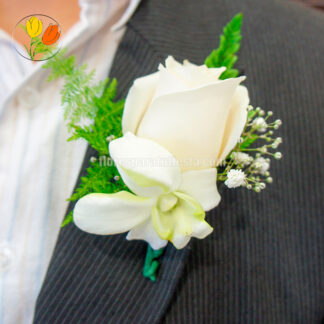 boutonniere de rosa y orquidea dendrobium