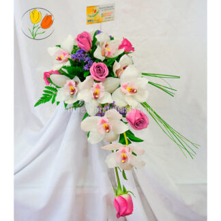 Ramo de orquidea y rosas