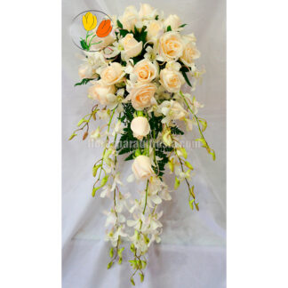 Ramo de rosas y orquidea dendrobium