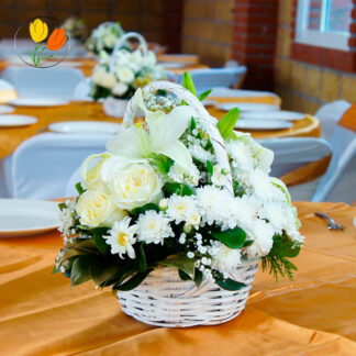 Rosas lilis y argentina en canasta blanca