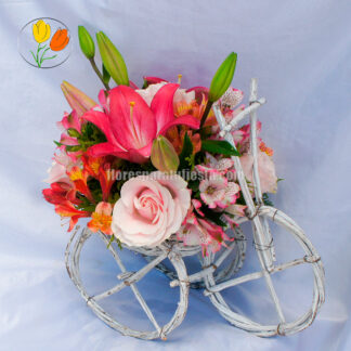 Triciclo con lili rosa y alstroemeria