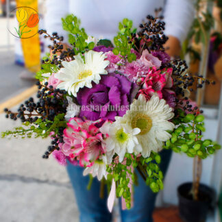 Ramo de gerbera alstroemeria y coles