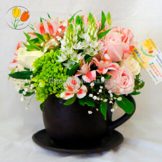 Alstroemerias rosas y hortensia en taza